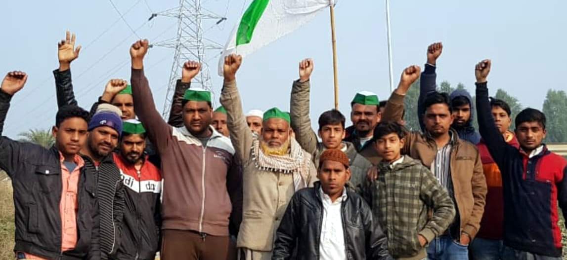Farmers protest by raising slogans against NHAI