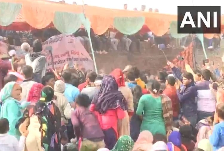 Haryana : Mahapanchayat stage broken in Jind