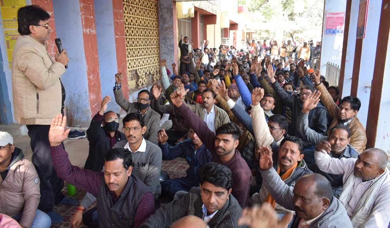 Demand not to privatize electricity, workers protest and protest