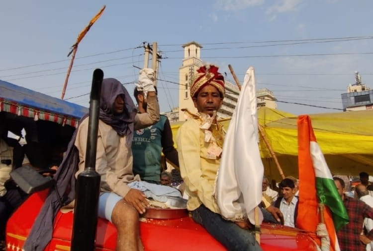 Kisan Andolan: A Farmer reached at Kundli border wearing cloth of groom