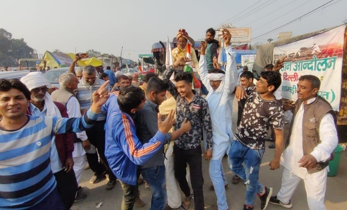 farmers protest, broom, dance, kundli border