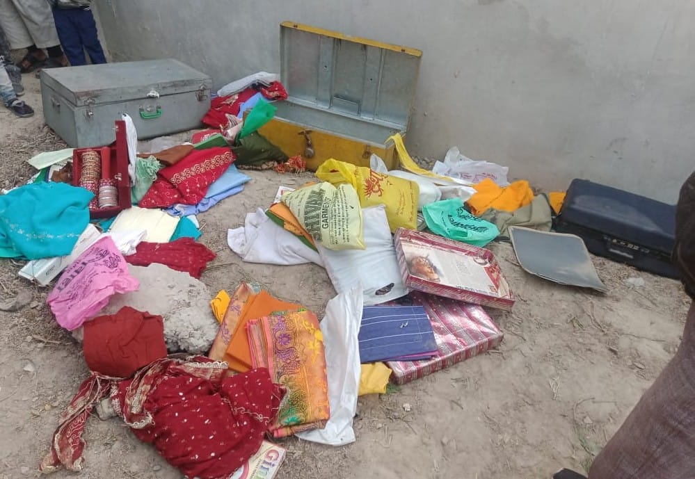 Thieves in Jaunpur lakhs of jewels including cash