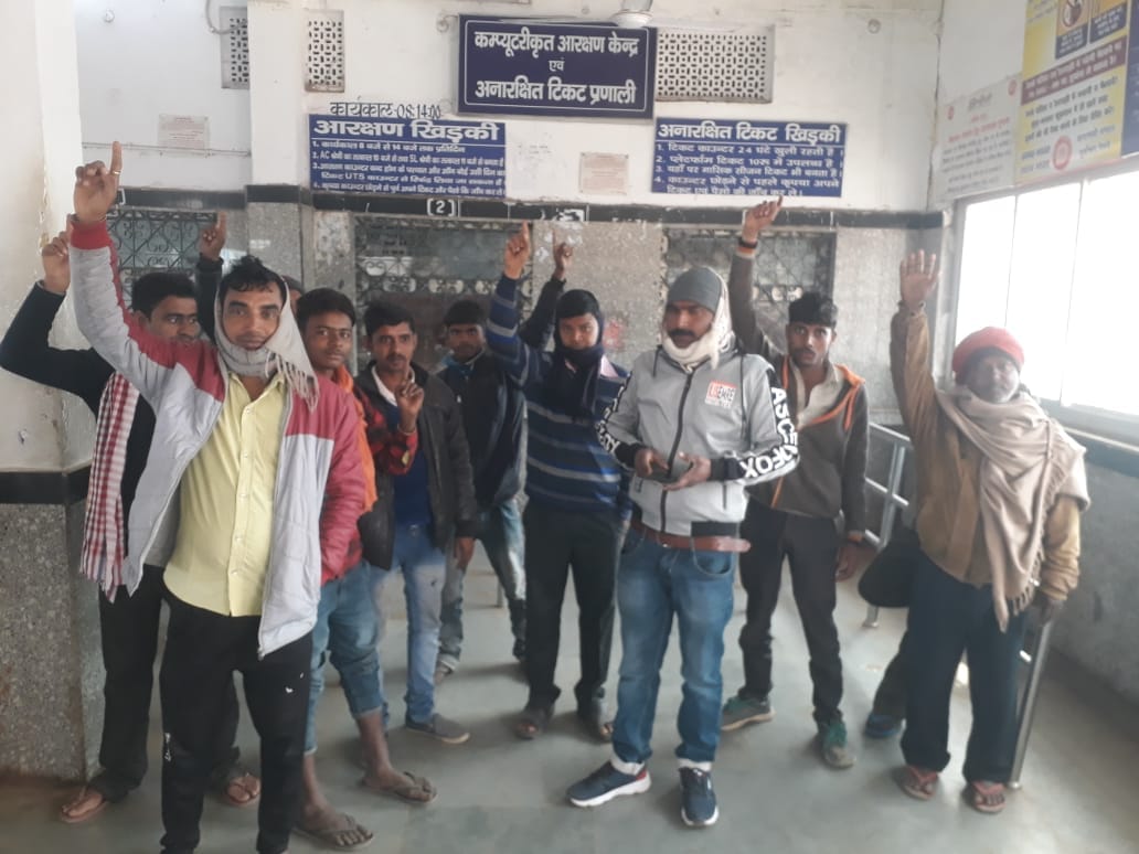 The ticket was not received even on the third day, the passengers demonstrated