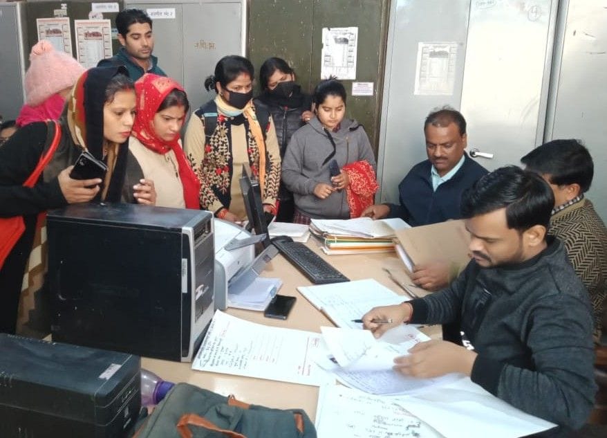 Hathras: Crowd at BSA office for submitting free work schedule