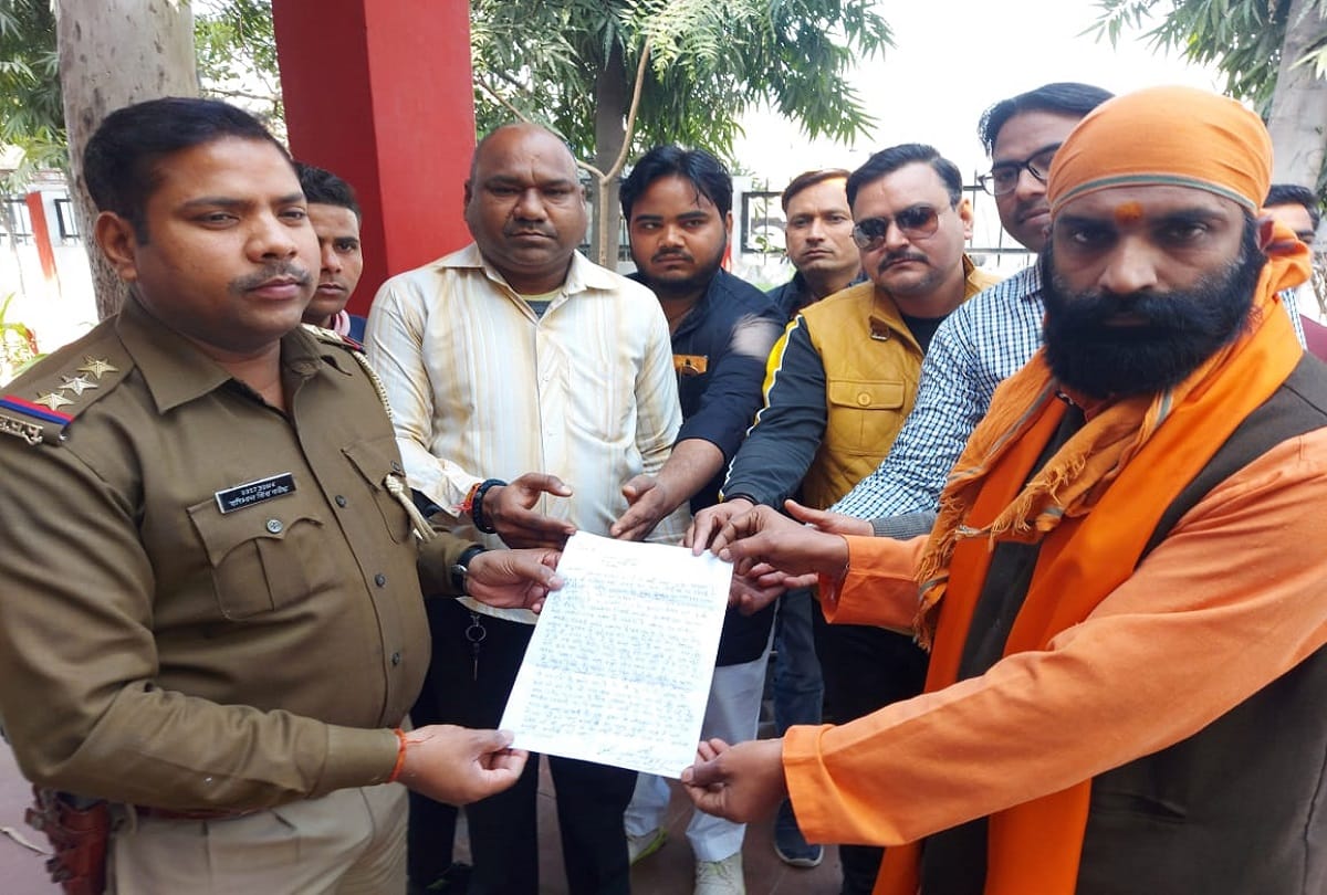 Bajrang Dal lodged a complaint against Sharjeel Usmani at the police station