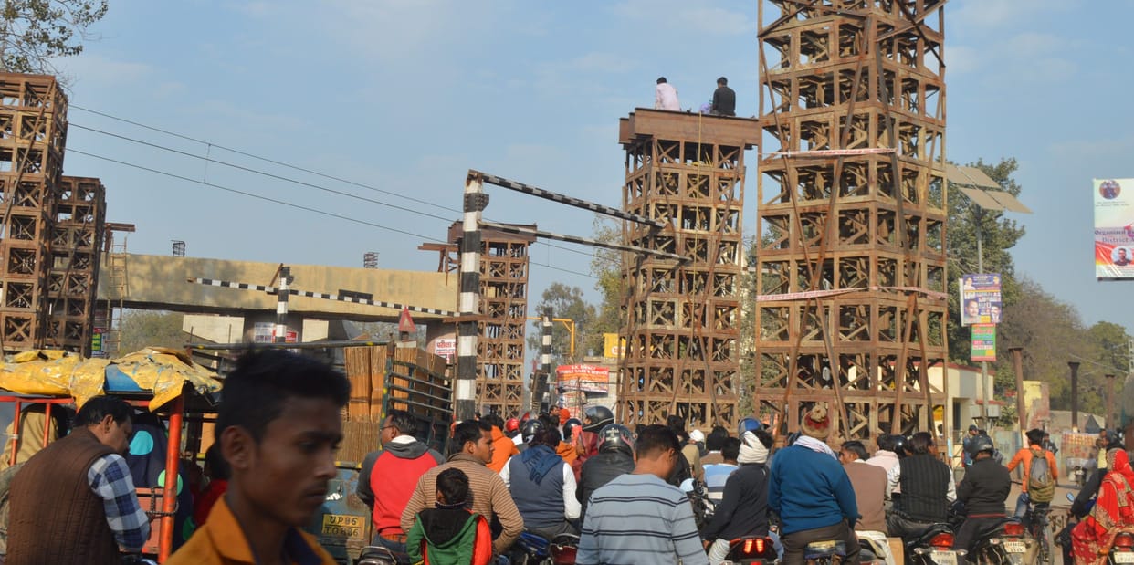 Hathras: Pond railway gates jammed due to shutdown