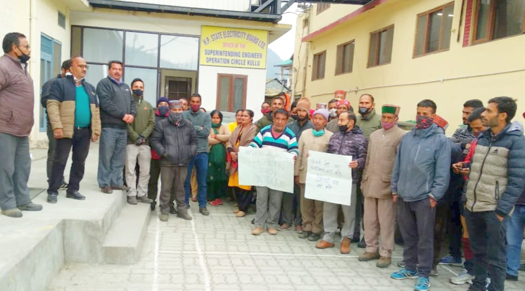 Electricity employee protested in kullu against bill