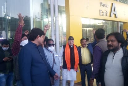 Narendra Modi Brother Prahlad Modi News: PM Narendra Modi's brother protest on Amausi airport in Lucknow.