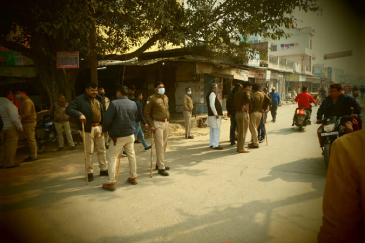Akash murder case: hungama in Rithani, police lathi charged on women