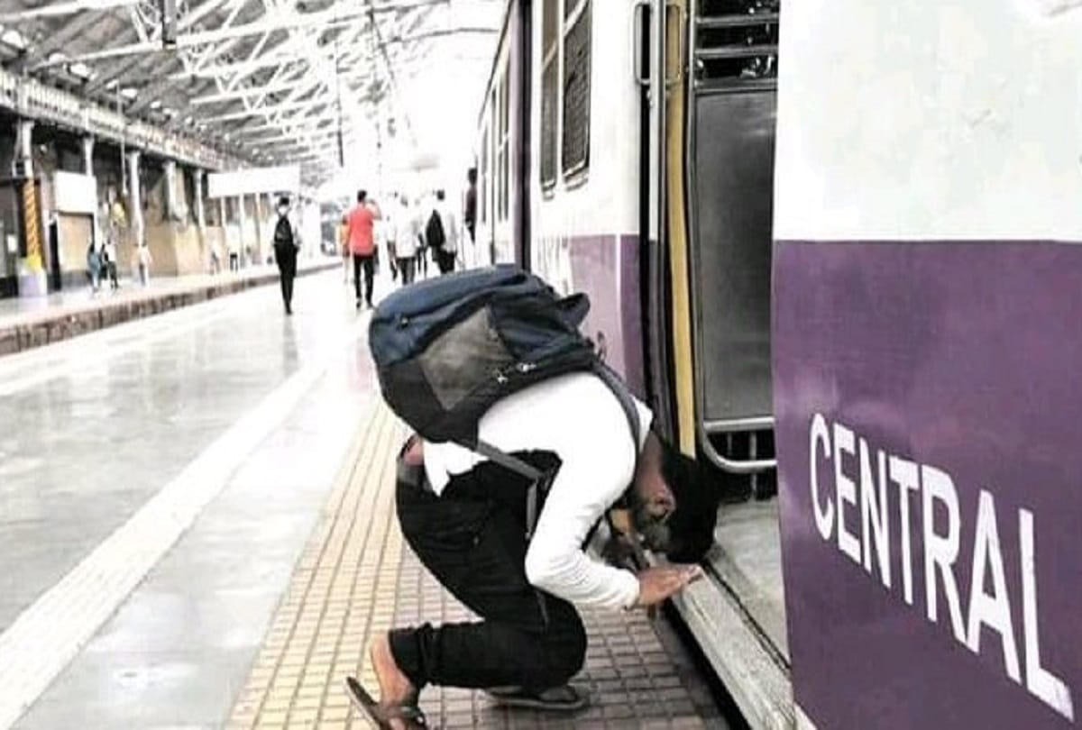 Mumbai Local Train News: Anand Mahindra said - this is the soul of India, young man took his forehead
