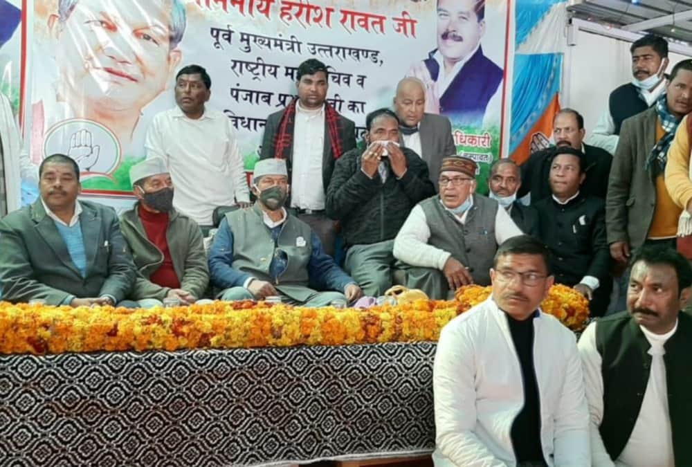 Uttarakhand Former CM Harish rawat make Tea For party Workers in Champawat Market