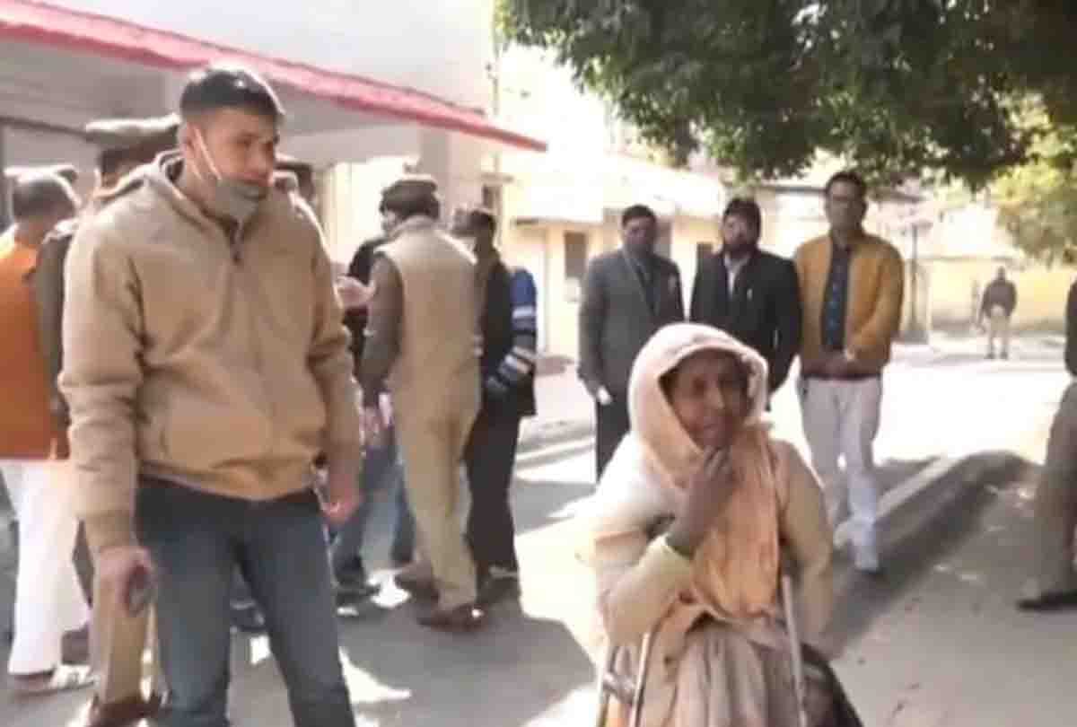 UP: Police had asked for money to find a daughter, old lady had raised money by begging, two inspectors suspended