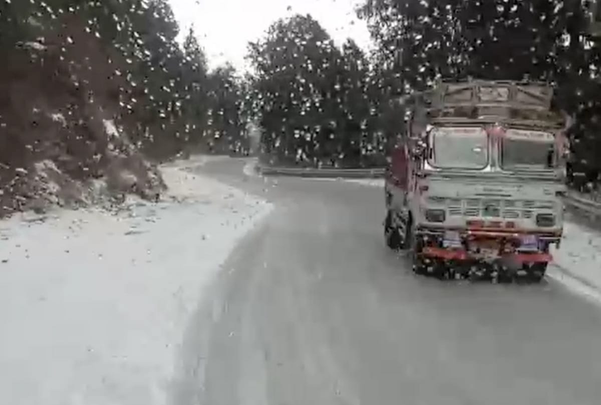 fresh snowfall in kufri narkanda of shimla district tourist not allowed to pass through Atal Tunnel rohtang