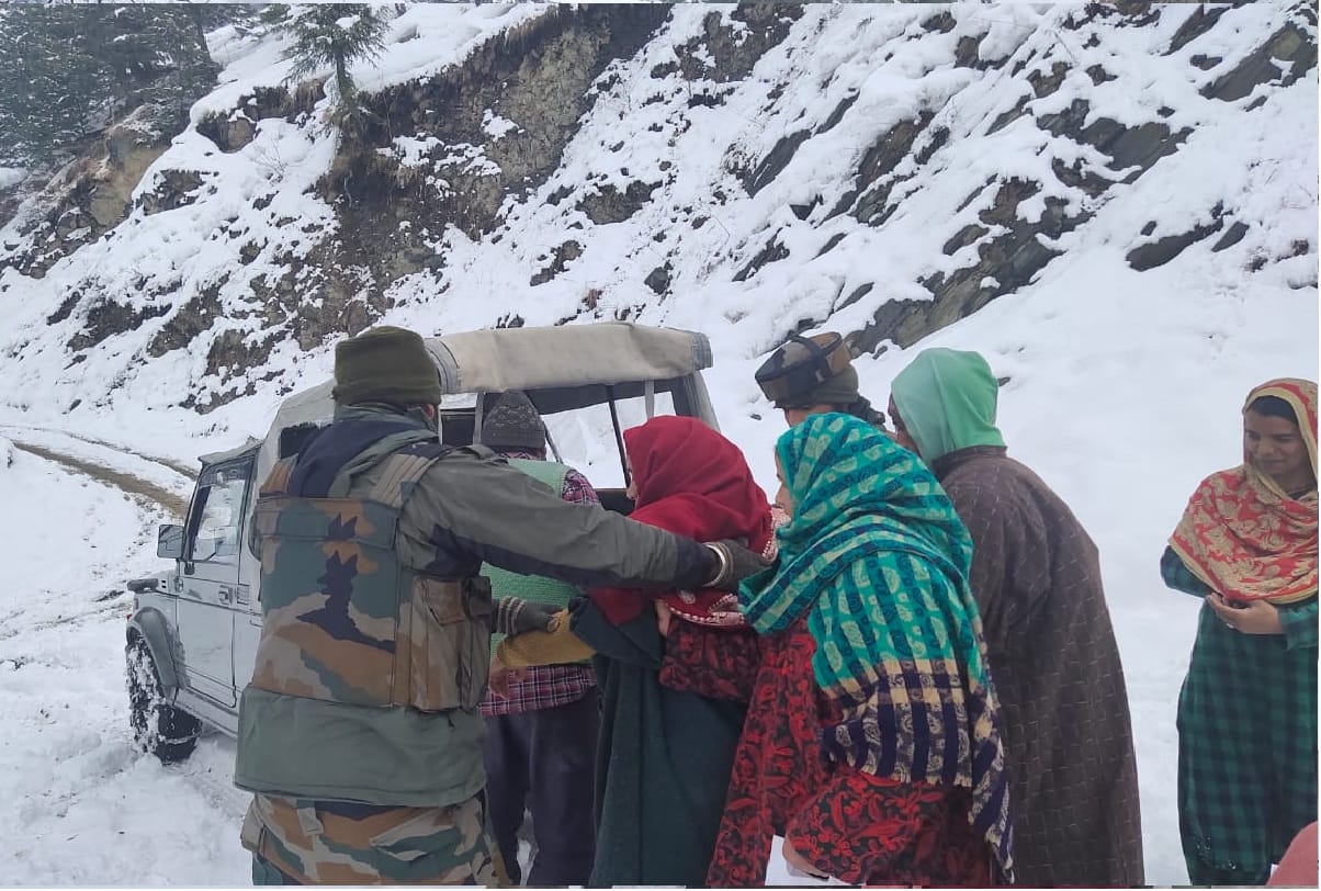 jammu and kashmir news Pregnant woman rescued by army gives birth to baby girl