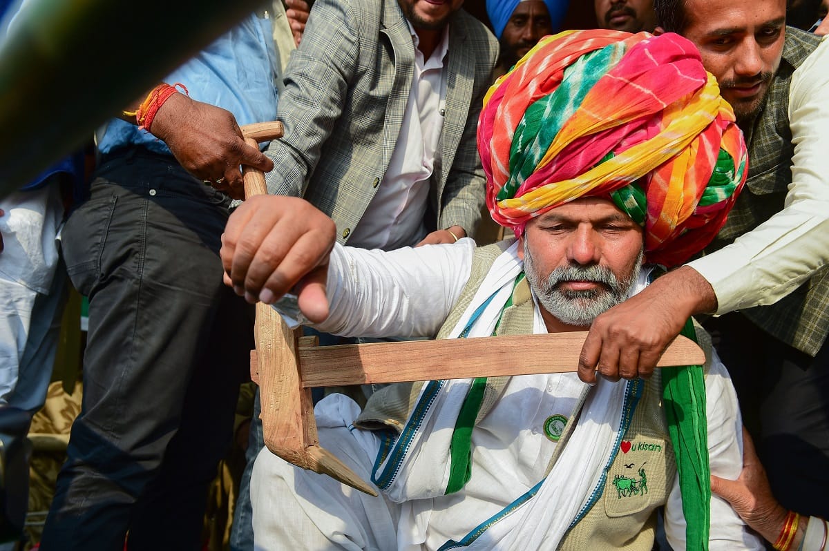 Call of Tikait: A tractor from every village reach UP gate with fifteen farmers