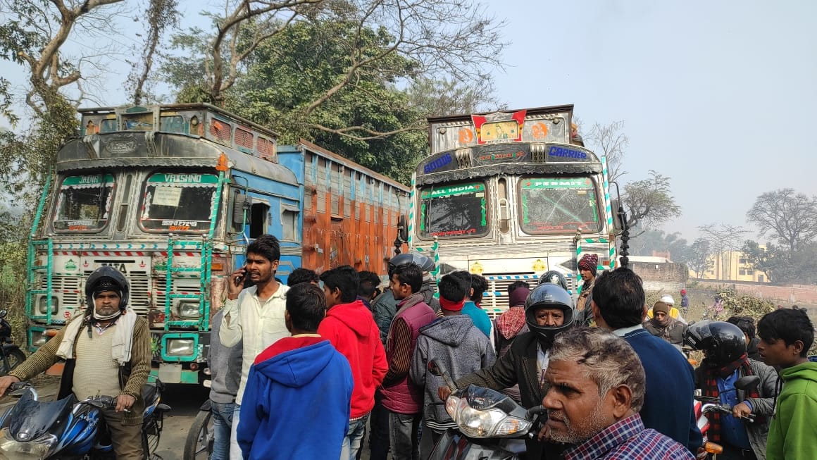 Boy Died in road accident at sant kabir nagar