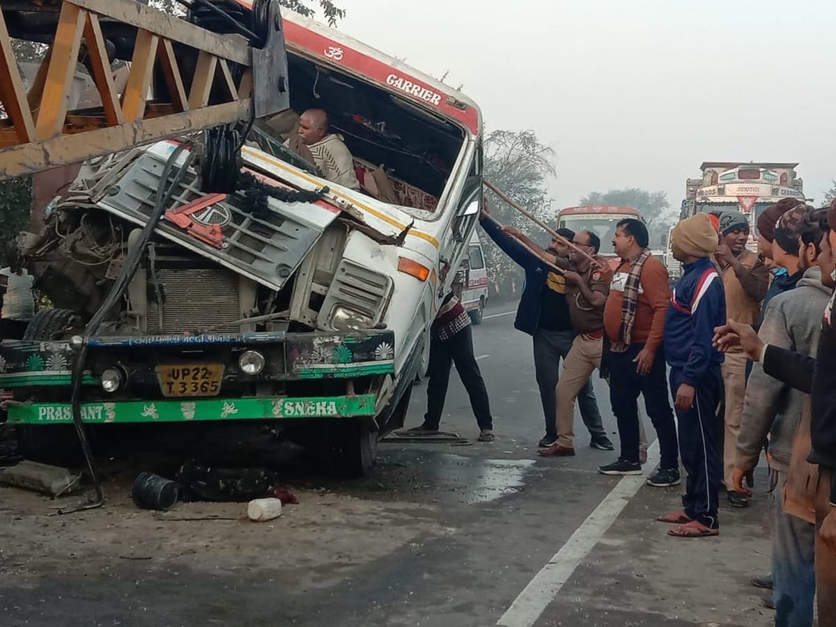 Truck and dumper collision truck driver died in pratapgarh jaunpur highway
