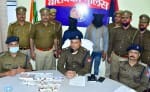 बाराबंकी। टिकैतनगर पुलिस द्वारा पकड़े गए लूट के आरोपियों के बारे में जानकारी देते एसपी यमुना प्?