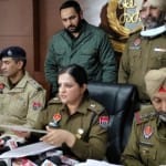 गिरोह के बारे में जानकारी देते हुए एसपी देहात डॉ. रवजोत कौर ग्रेवाल व अन्य पुलिस अधिकारी।