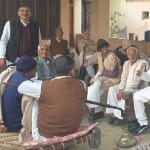 शामली में महापंचायत के लिए बैठक करते किसान।