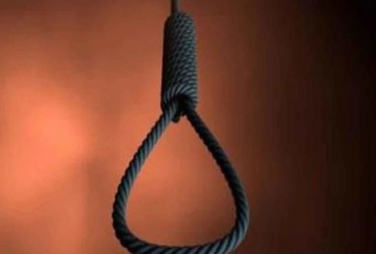 Employee commits suicide by hanging himself inside the factory