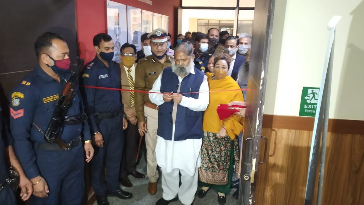 Policemen put Corona vaccine in presence of Home Minister anil vij in gurugram