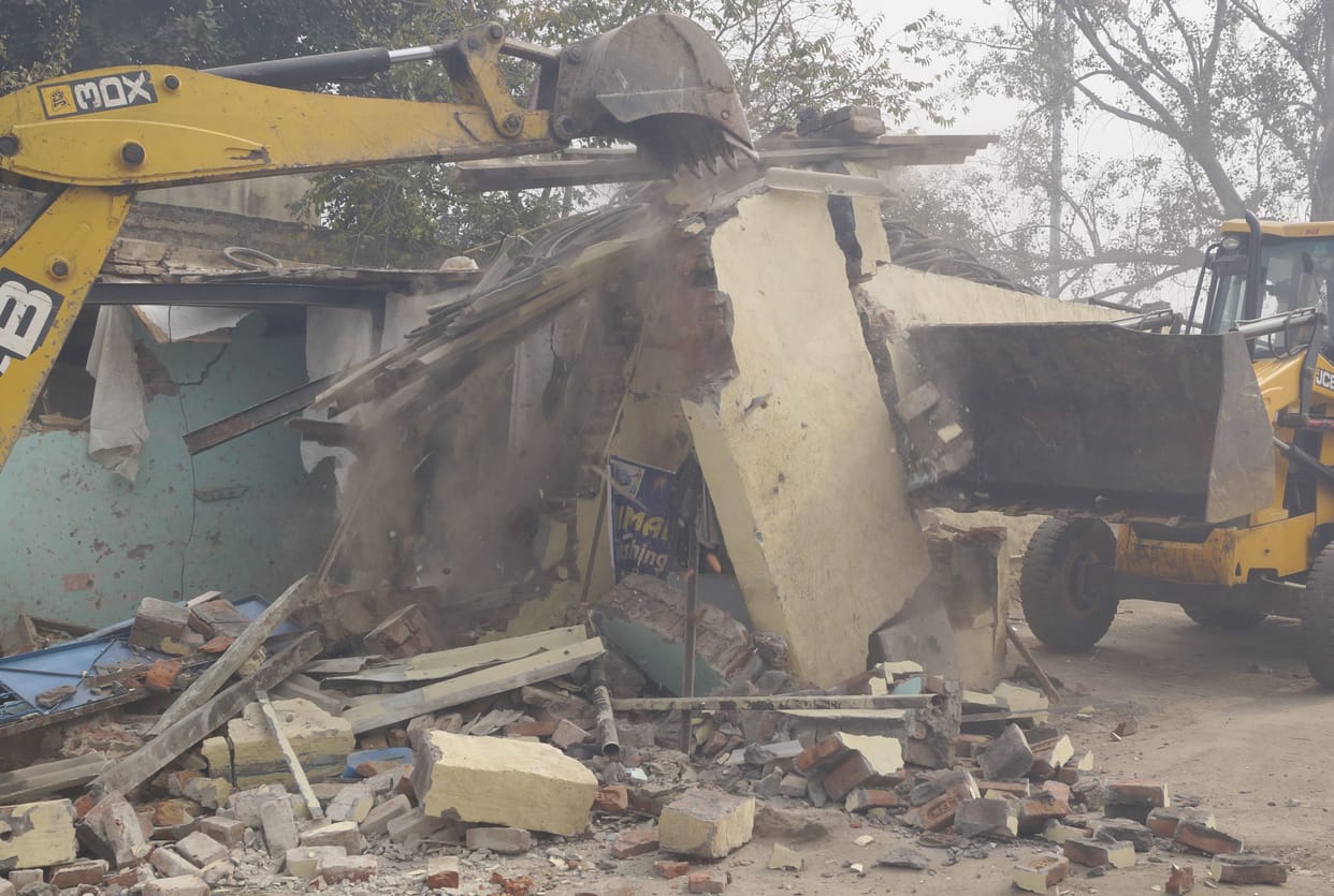 authority breaks eight house in faridabad sector 20