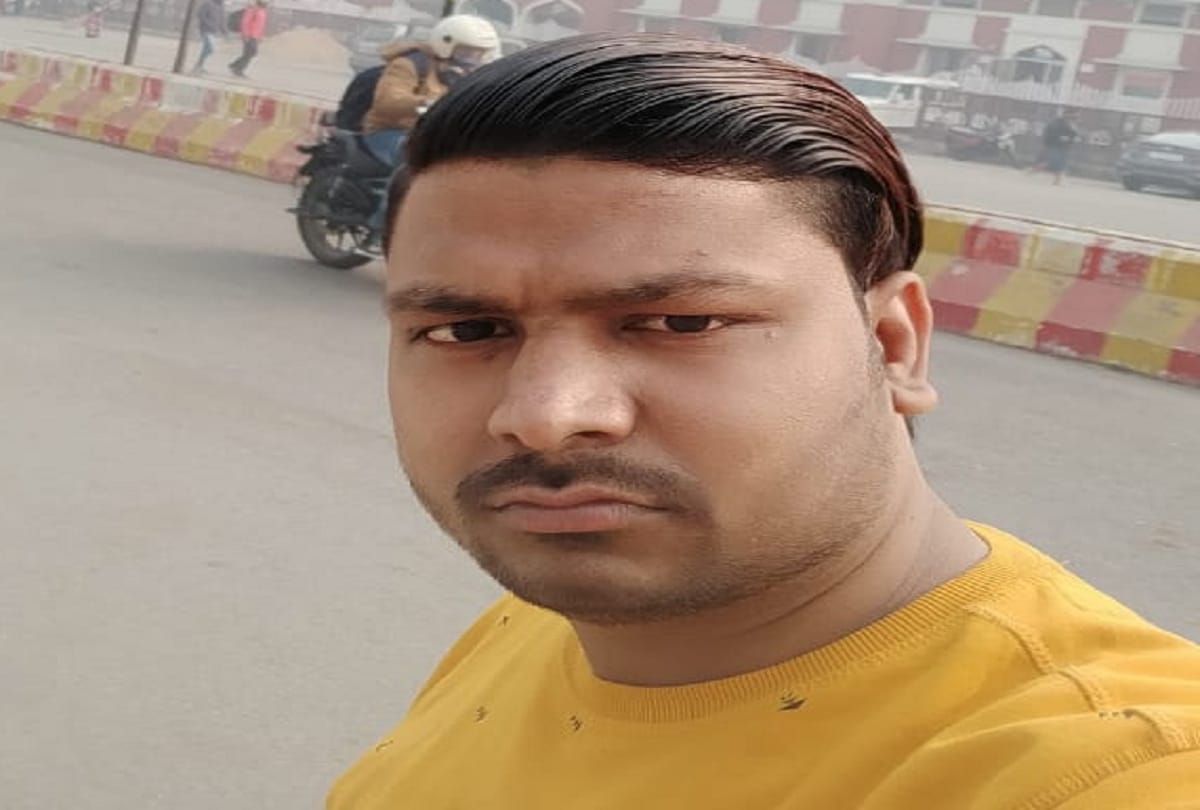 Dead body of youth found in car in Aligarh