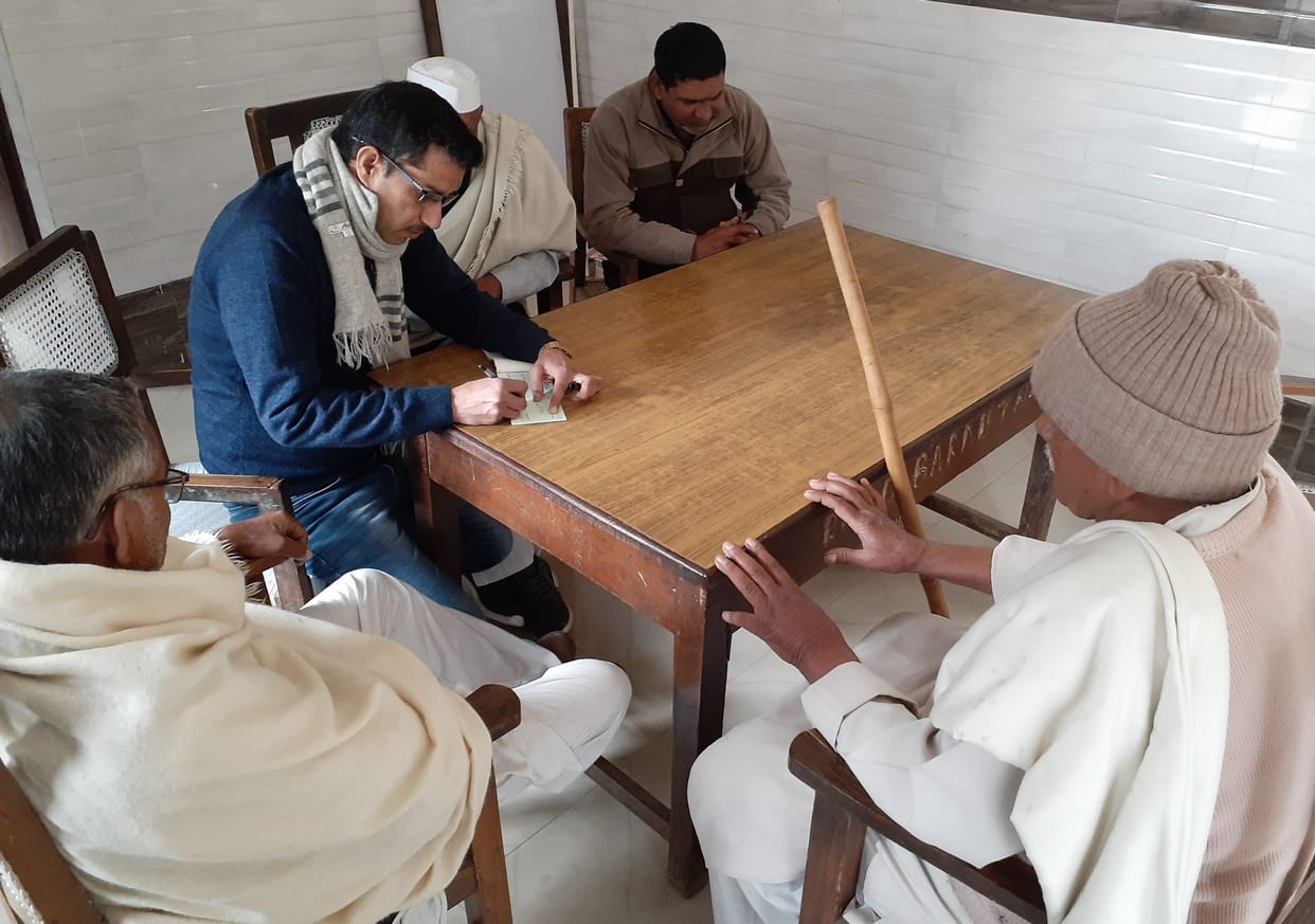 ADO Panchayat gave a check of five thousand to the Shaheed Smarak Sewa Samiti