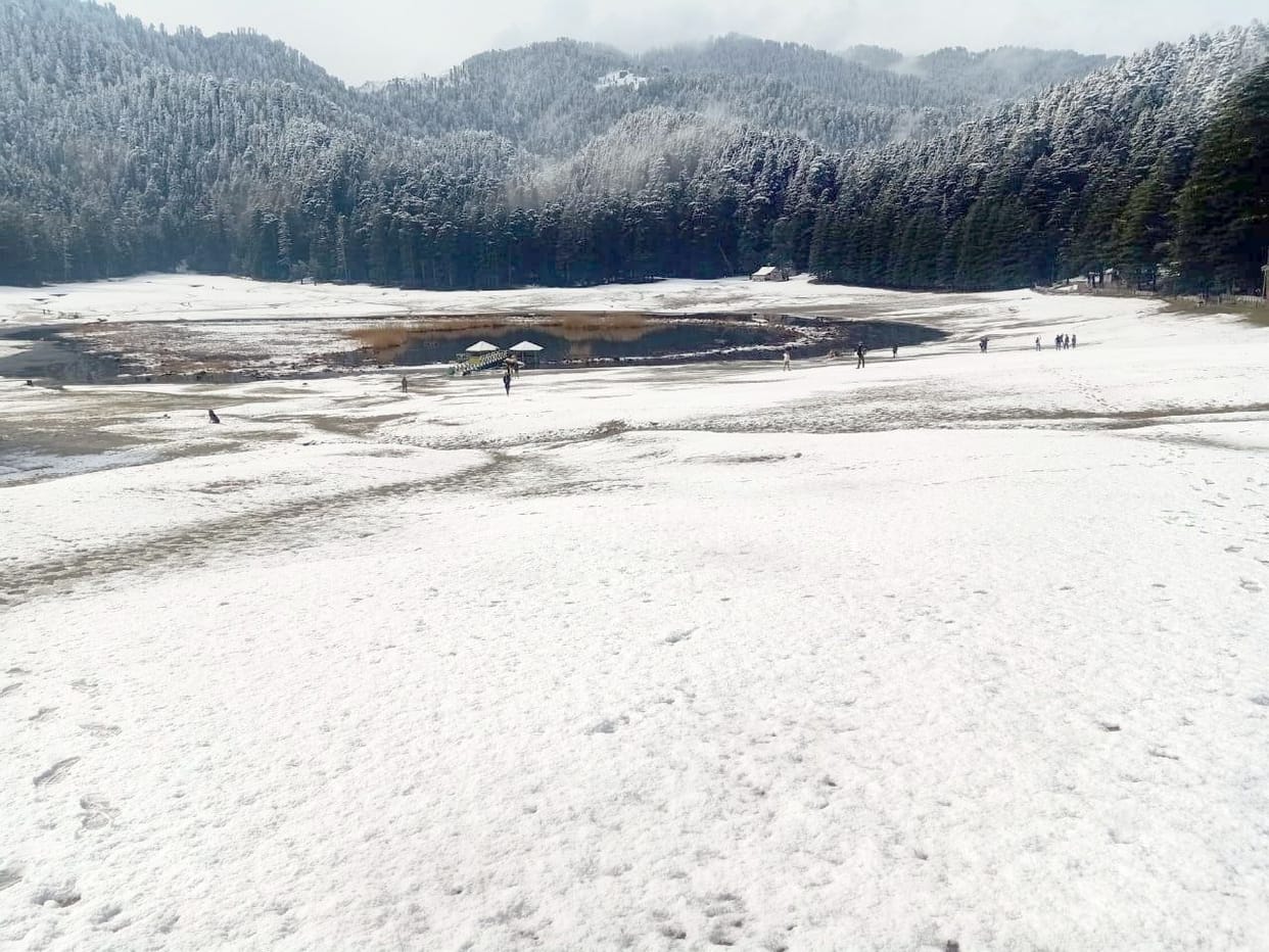 lakkarmandi khajjiar road clesed  due to snofall