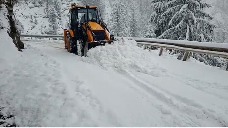 first snowfall in dalhouise, khajjiar 30 road closed