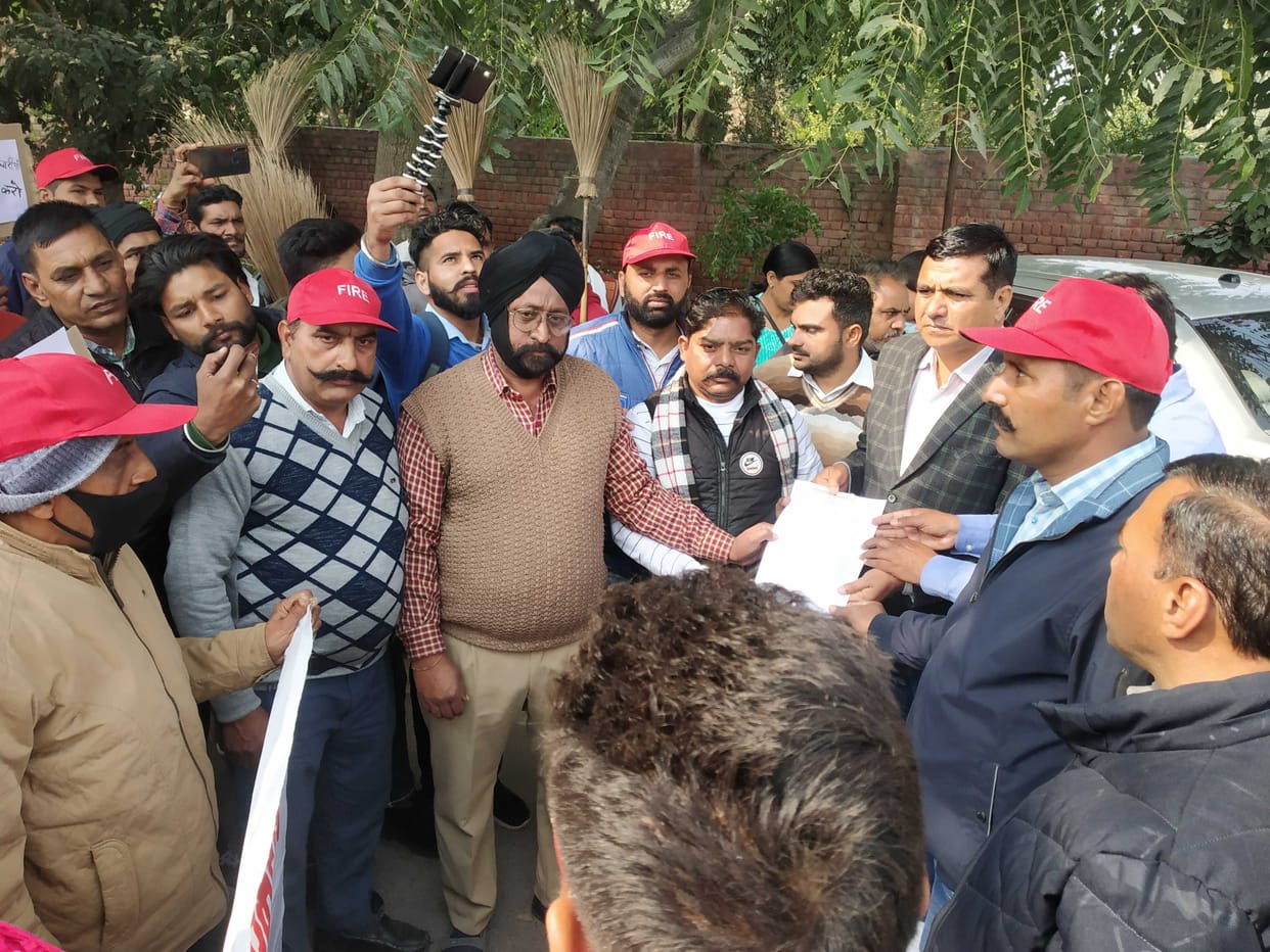 Employees set out to siege electricity minister's house