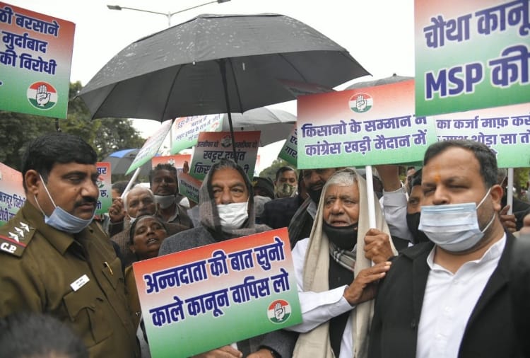Chandigarh : Congress protest march in rain 