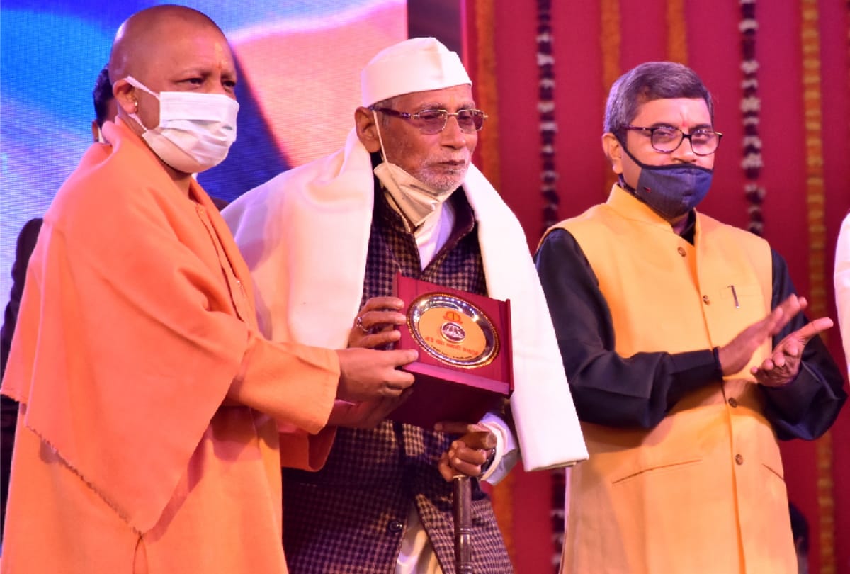 Chauri chaura Martyrs families became emotional after receiving respect from CM Yogi