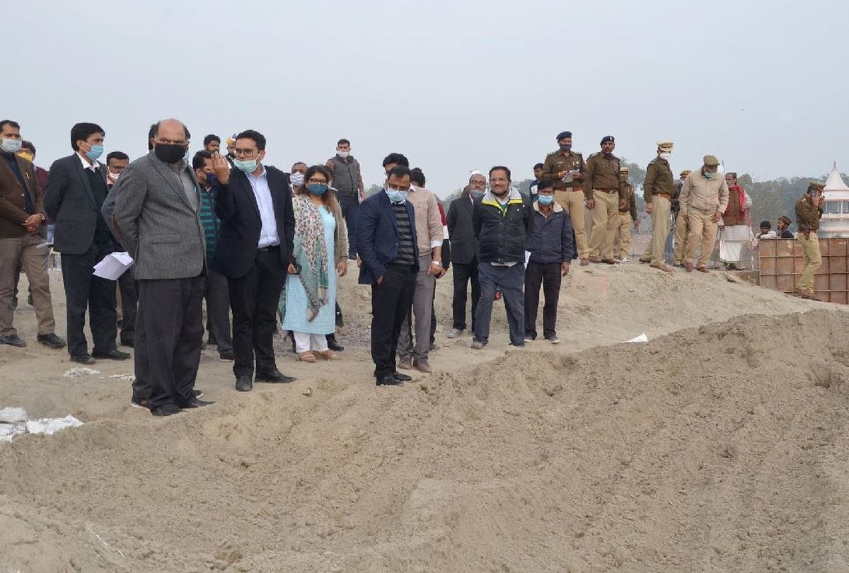 Commissioner Amit Gupta Visits Vrindavan Kumbh Mela Said Covid Negative Certificate For Saints