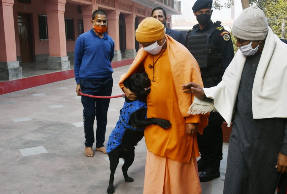 CM Yogi Adityanath met people of complainant in Janata Durbar at gorakhnath temple