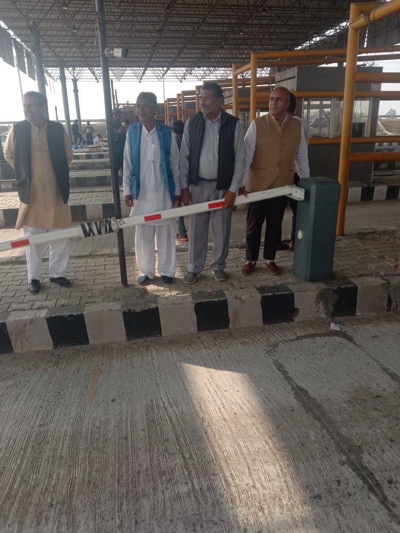 Farmer leaders removed barricade on toll, got it freeFarmer leaders removed barricade on toll, got it free