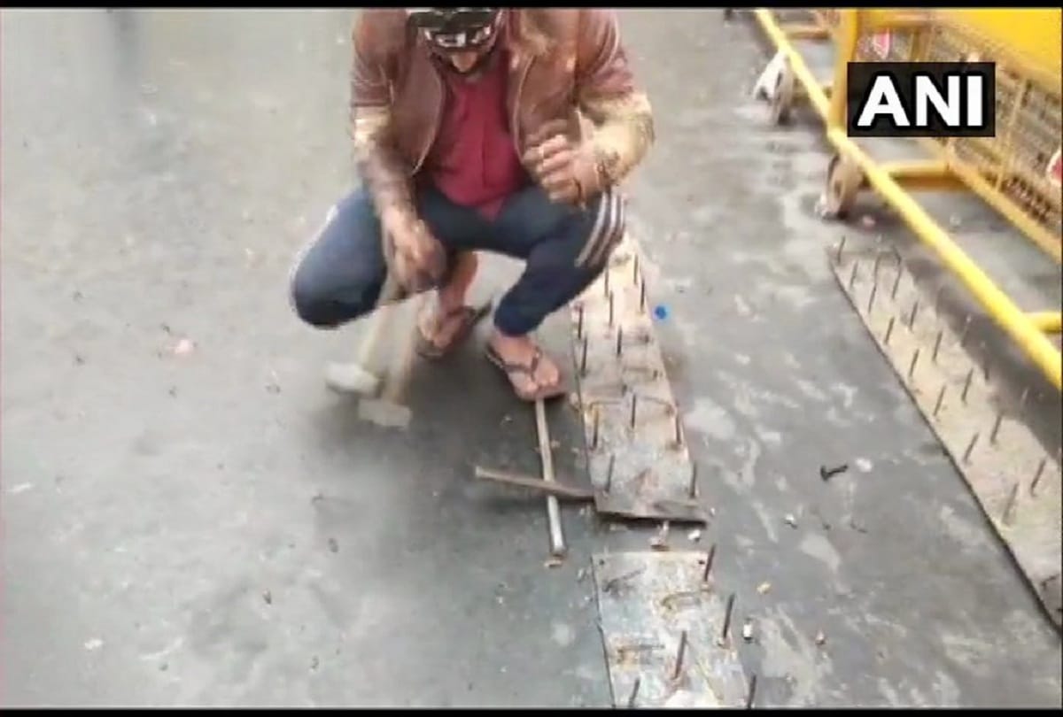 Delhi Police clarifies Videos and photos are getting circulated in which its shown that nails are being taken off Ghazipur. These are just being repositioned