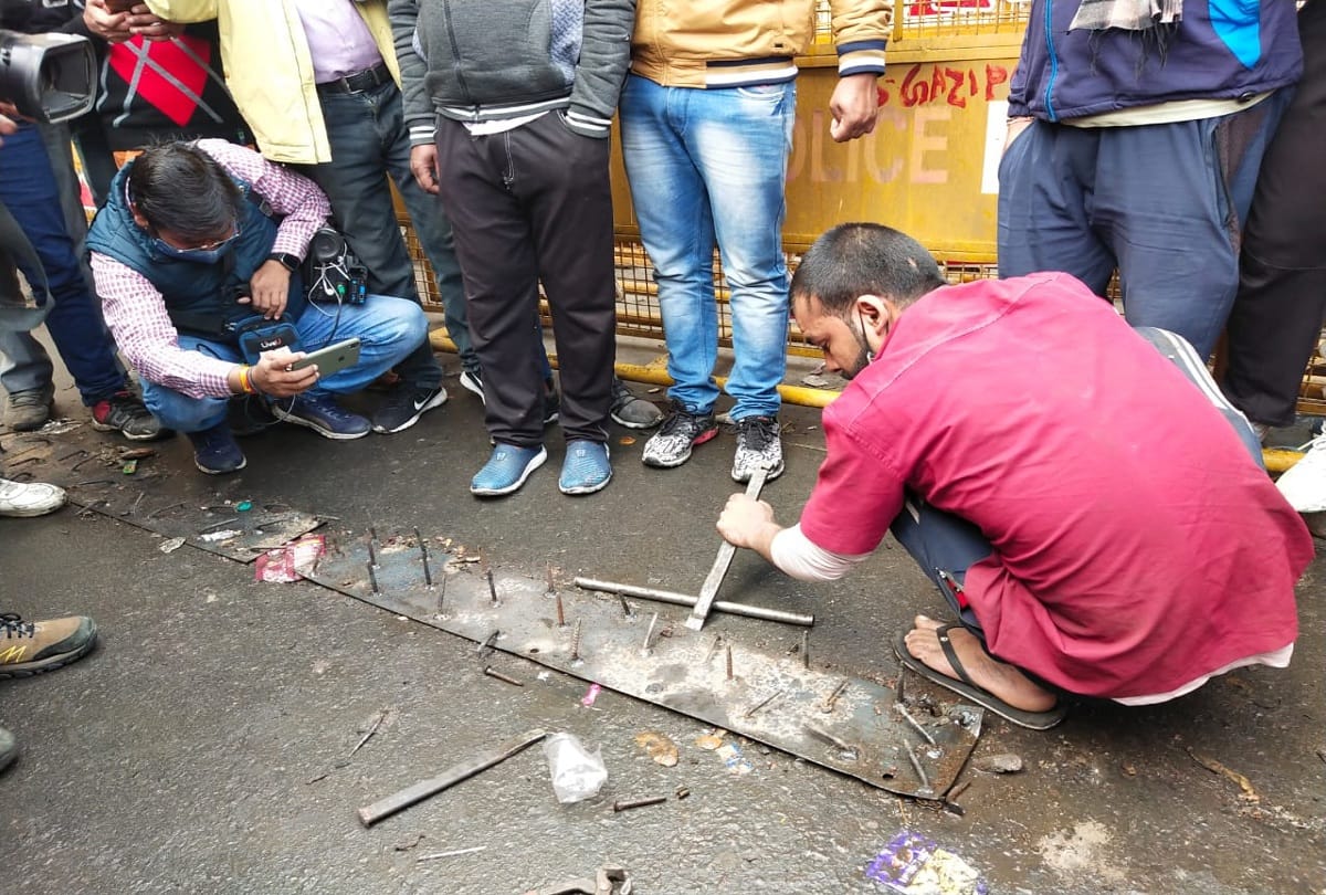 Delhi Police clarifies Videos and photos are getting circulated in which its shown that nails are being taken off Ghazipur. These are just being repositioned