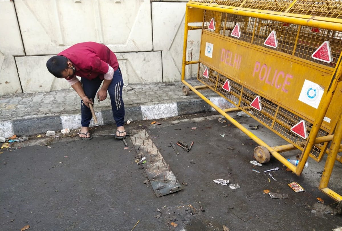 Delhi Police clarifies Videos and photos are getting circulated in which its shown that nails are being taken off Ghazipur. These are just being repositioned
