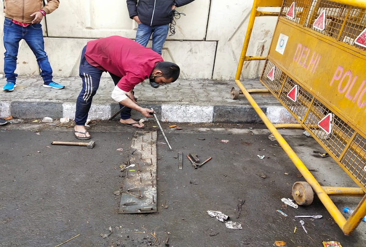 Delhi Police clarifies Videos and photos are getting circulated in which its shown that nails are being taken off Ghazipur. These are just being repositioned