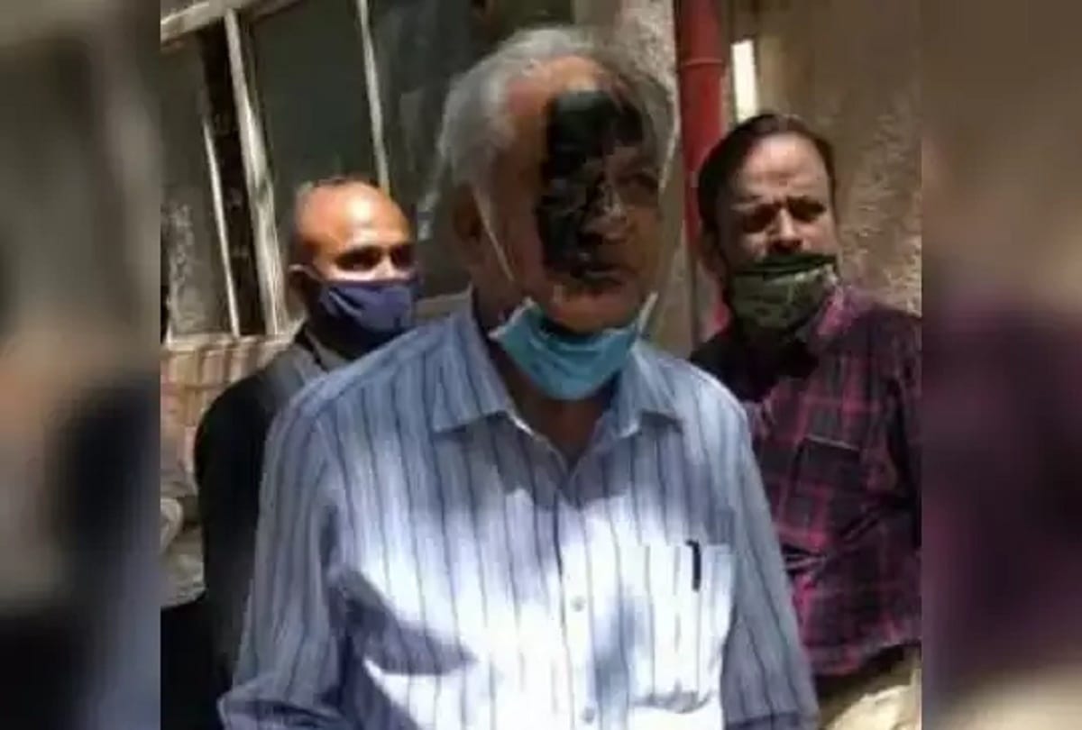 Lawyer Meera Raghavendra blackens the face of  writer Prof KS Bhagawan at a Bengaluru court