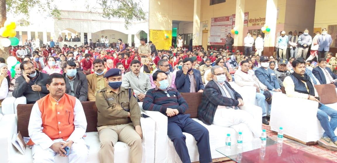 chhaatr-chhaatraon ne nikaalee prabhaat pheree, shaheed kee patnee ko kiya gaya sammaanit