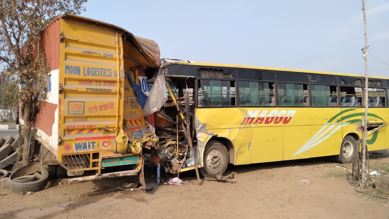 Uncontrolled trolleys hit 5 vehicles, killing 2 people