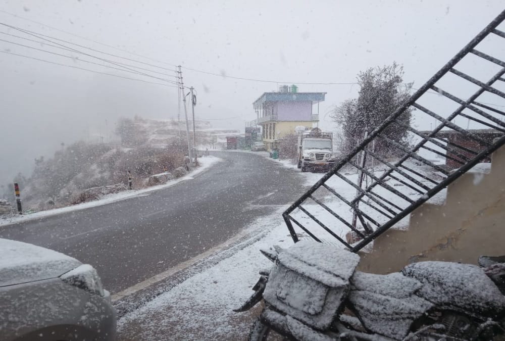 Tehri: Electricity and water stalled in many villages of Dhanaulti and Thatyud for three days people wandering for water even in the cold winter