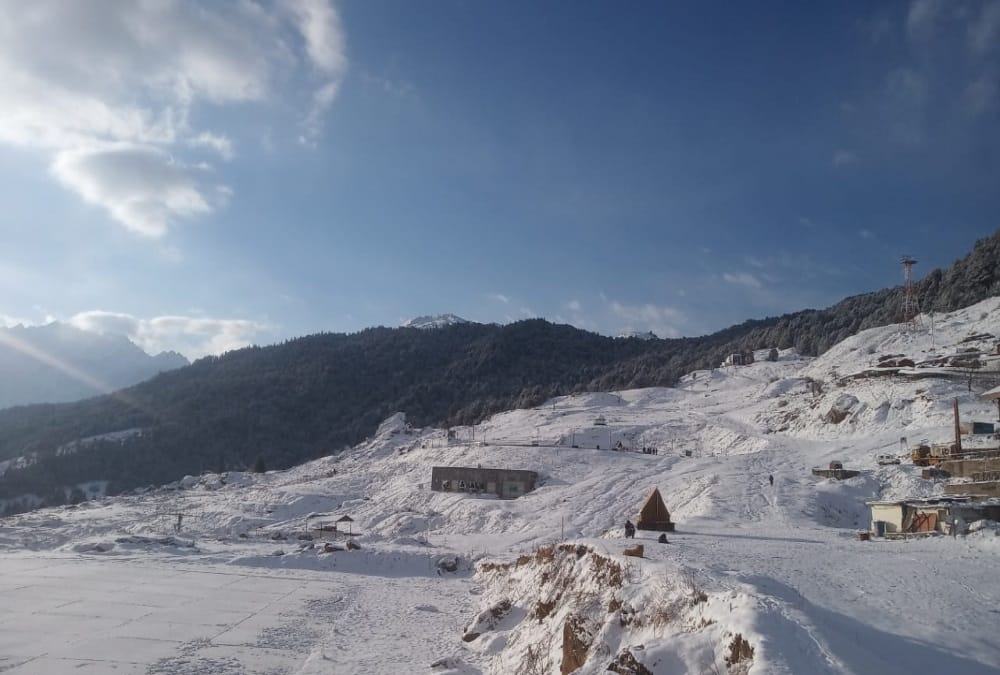 Uttarakhand weather News update Today: Snowfall in Mussoorie, Auli and Dhanaulti beautiful photos