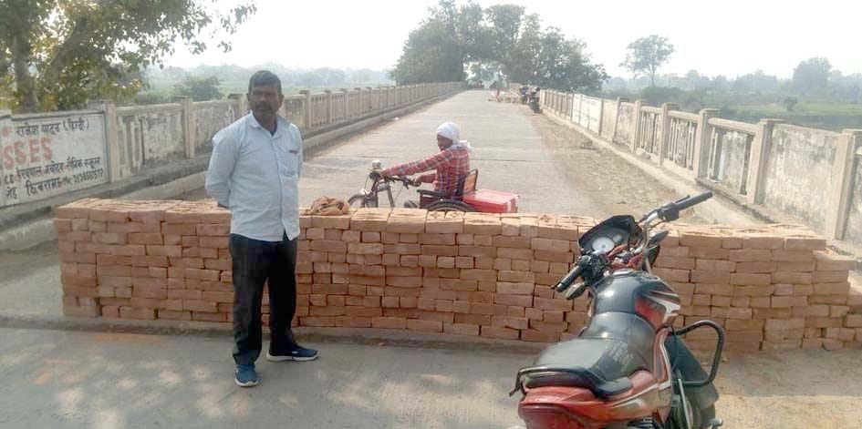 kaalee nadee ke pul par banaee gaee deevaar