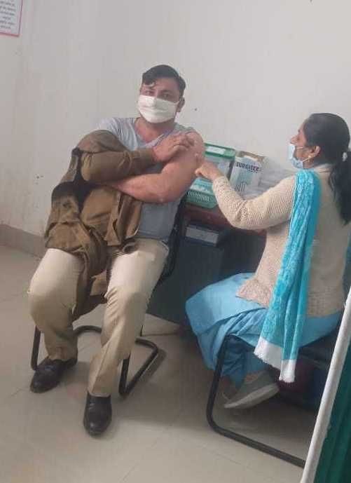 On the first day, 20 police personnel were put on the Corona vaccine