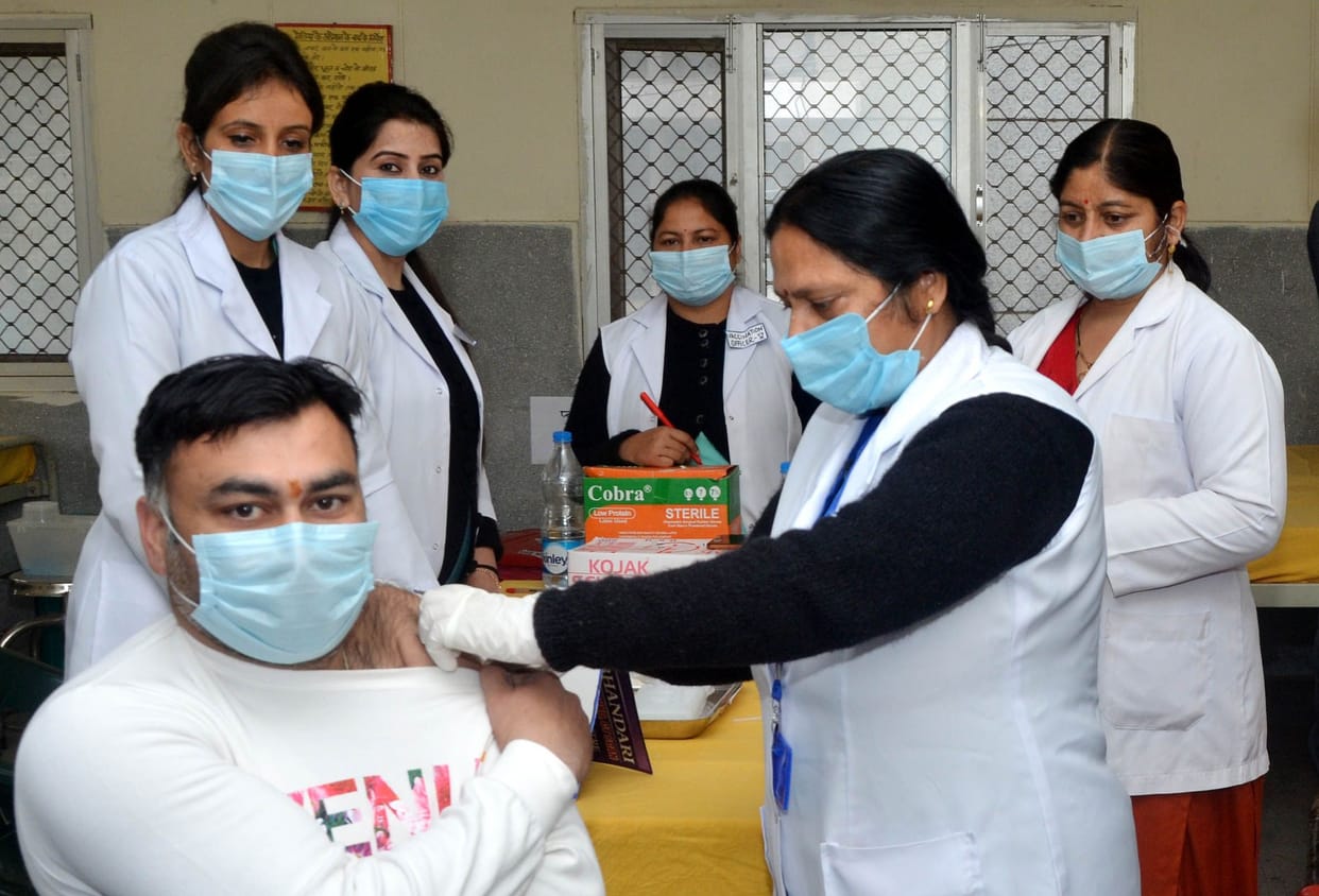 corona vaccination in hamirpur, lab employes participate