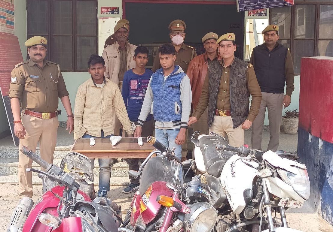 teen antararaajyeey vaahan chor giraphtaar, teen baiken va tamancha baraamad